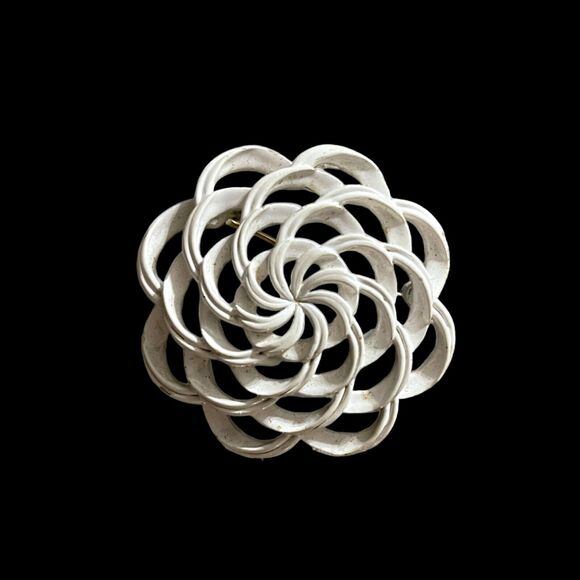 Vintage Crown Trifari White Enamel Swirl Curve Flower Brooch Signed Designer Pin - Picture 3 of 5
